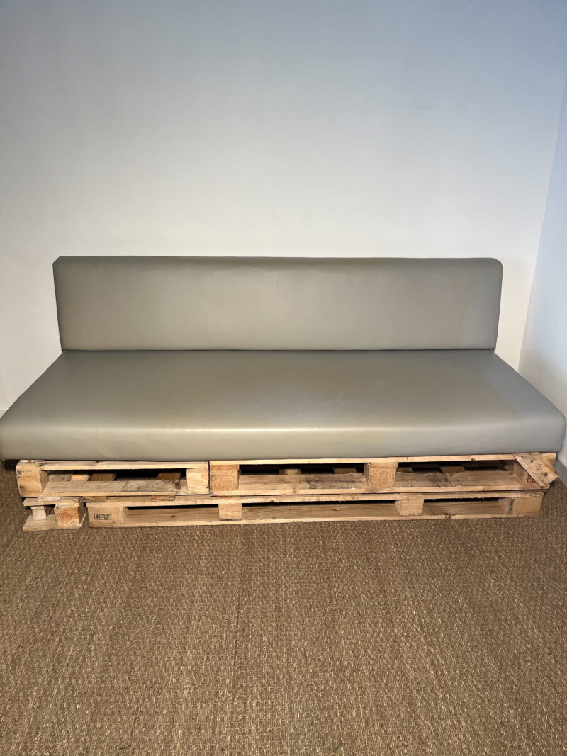Banquette en palettes et coussins gris – Image 2