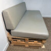 Banquette en palettes et coussins gris – Image 3
