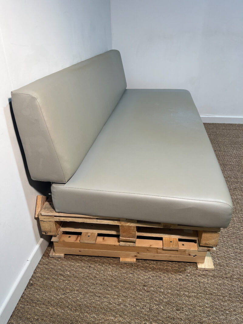 Banquette en palettes et coussins gris – Image 3