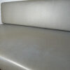 Banquette en palettes et coussins gris – Image 4