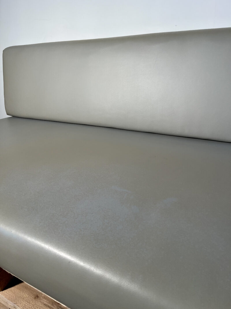 Banquette en palettes et coussins gris – Image 4