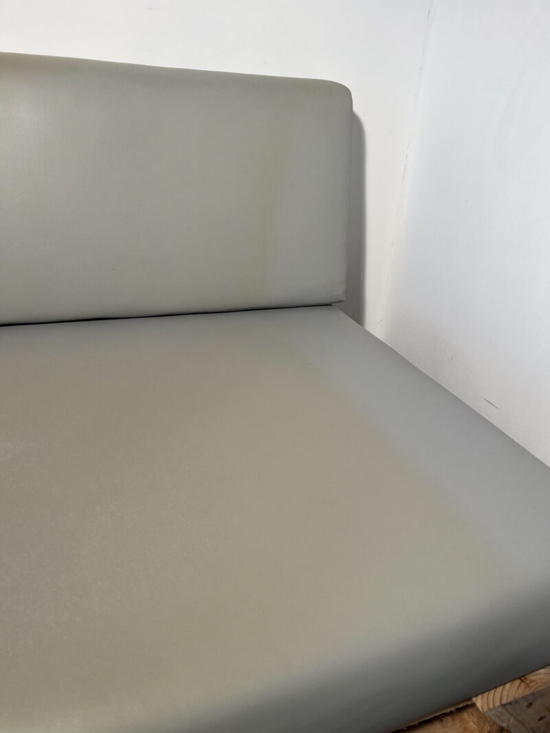 Banquette en palettes et coussins gris – Image 5