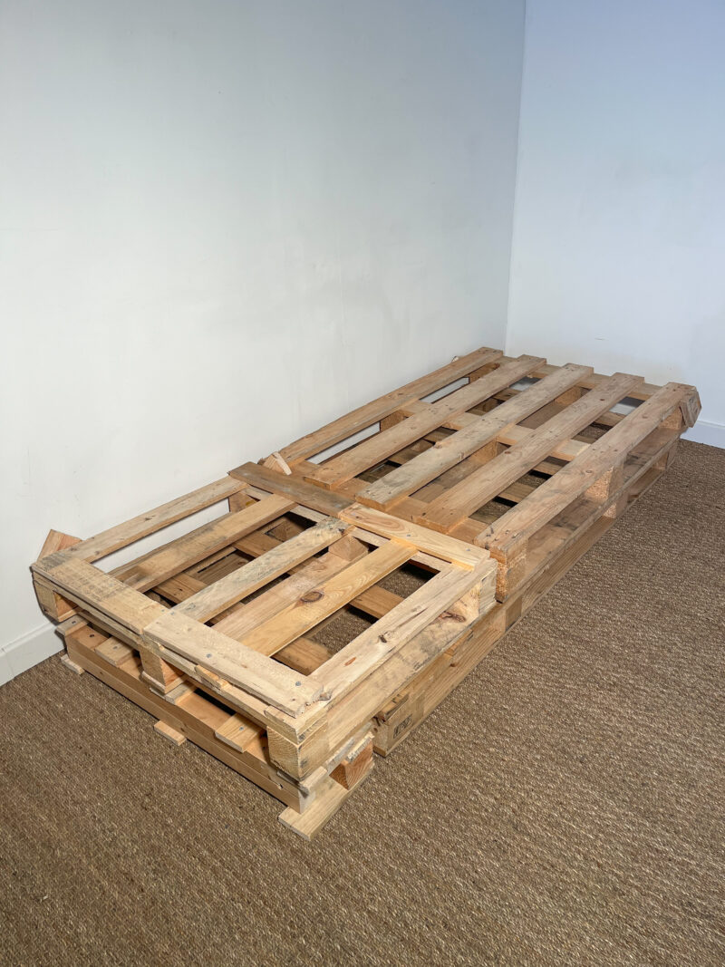 Banquette en palettes et coussins gris – Image 6