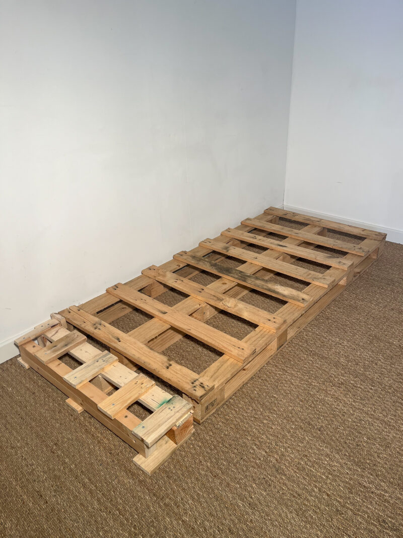 Banquette en palettes et coussins gris – Image 7