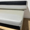 Banquette en palettes et coussins gris – Image 8