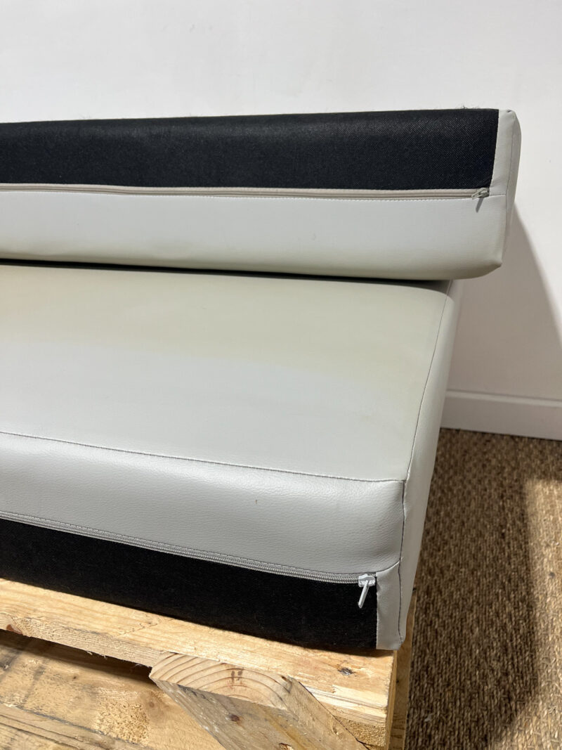 Banquette en palettes et coussins gris – Image 8