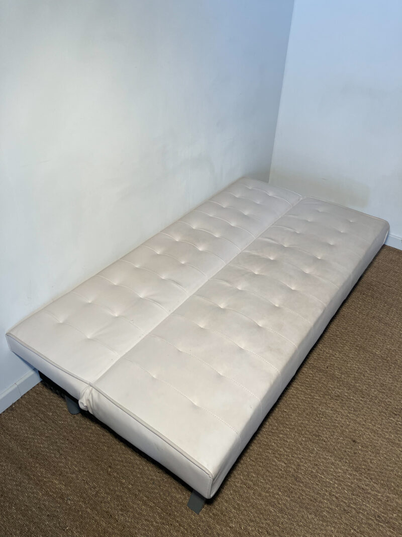 Banquette en cuir blanc dépliable – Image 4