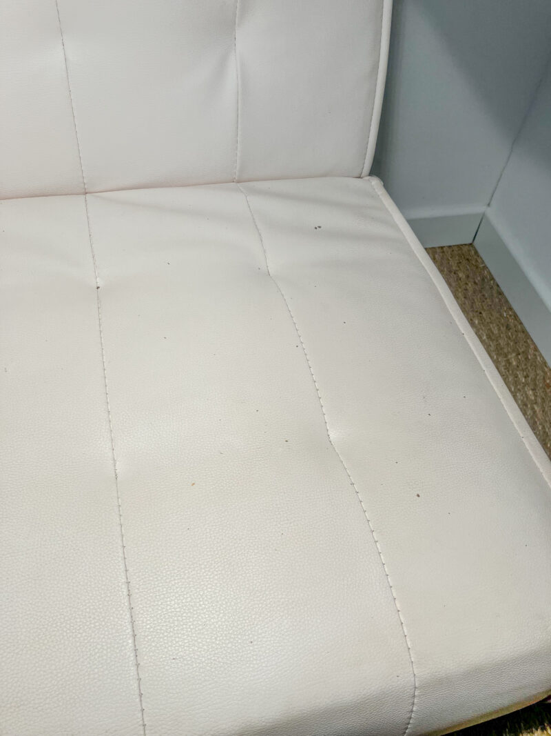 Banquette en cuir blanc dépliable – Image 6