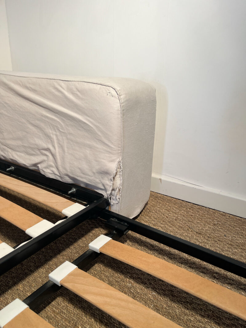 Grand canapé en tissu beige dépliable – Image 6