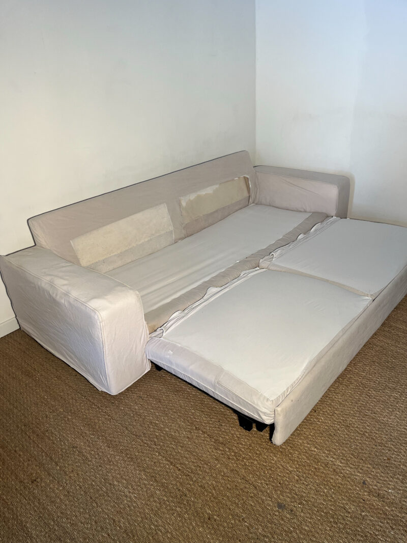 Grand canapé en tissu beige dépliable – Image 7