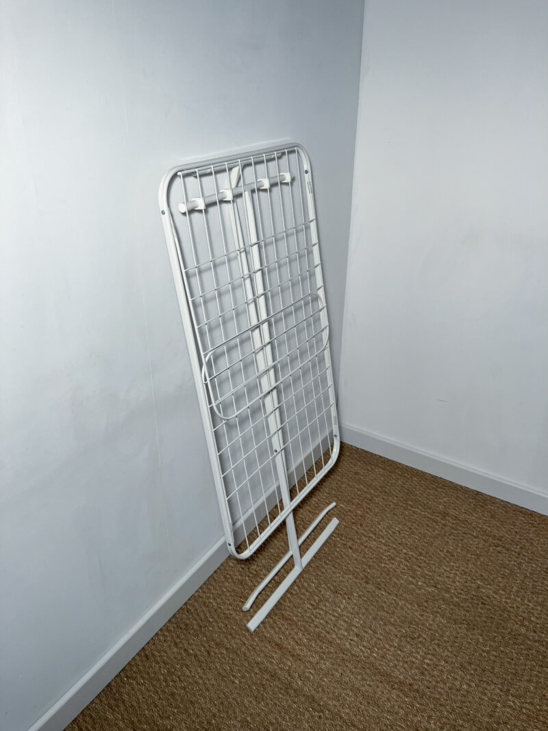 Étendoir pliable en métal blanc – Image 6