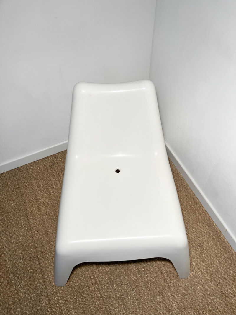 Fauteuil en plastique blanc – Image 4