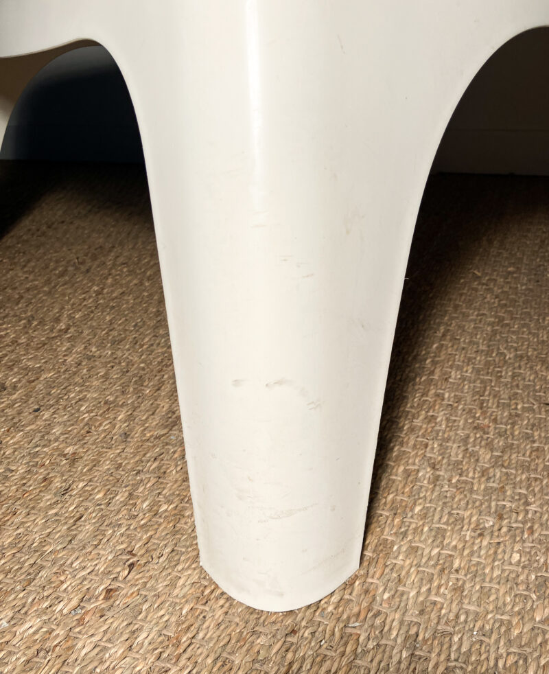 Fauteuil en plastique blanc – Image 7