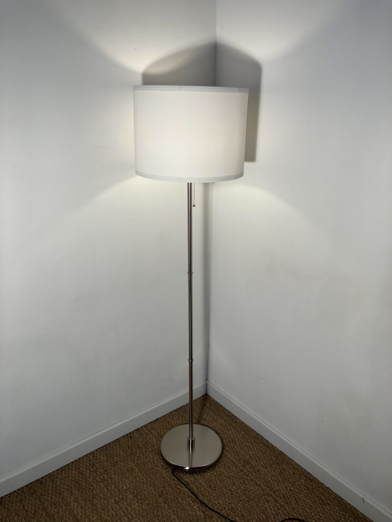 Lampadaire abat-jour circulaire blanc – Image 6