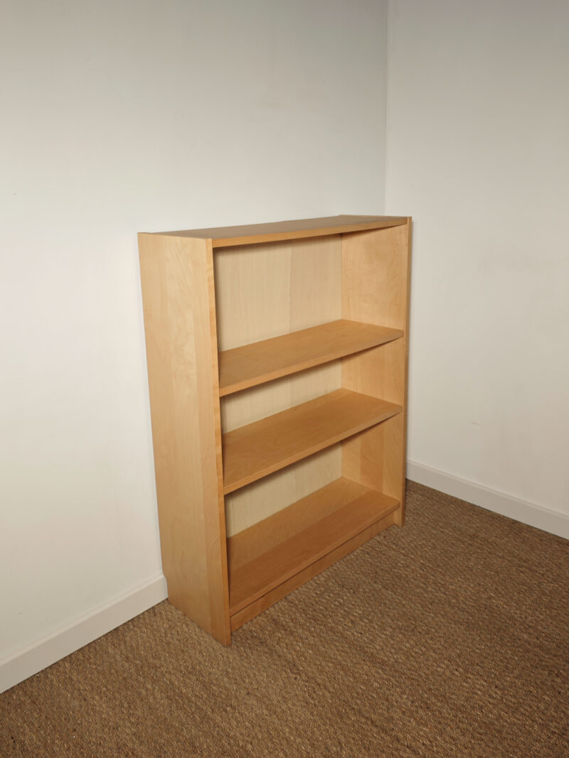 Bibliothèque basse en bois clair