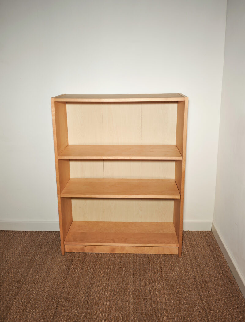 Bibliothèque basse en bois clair – Image 2