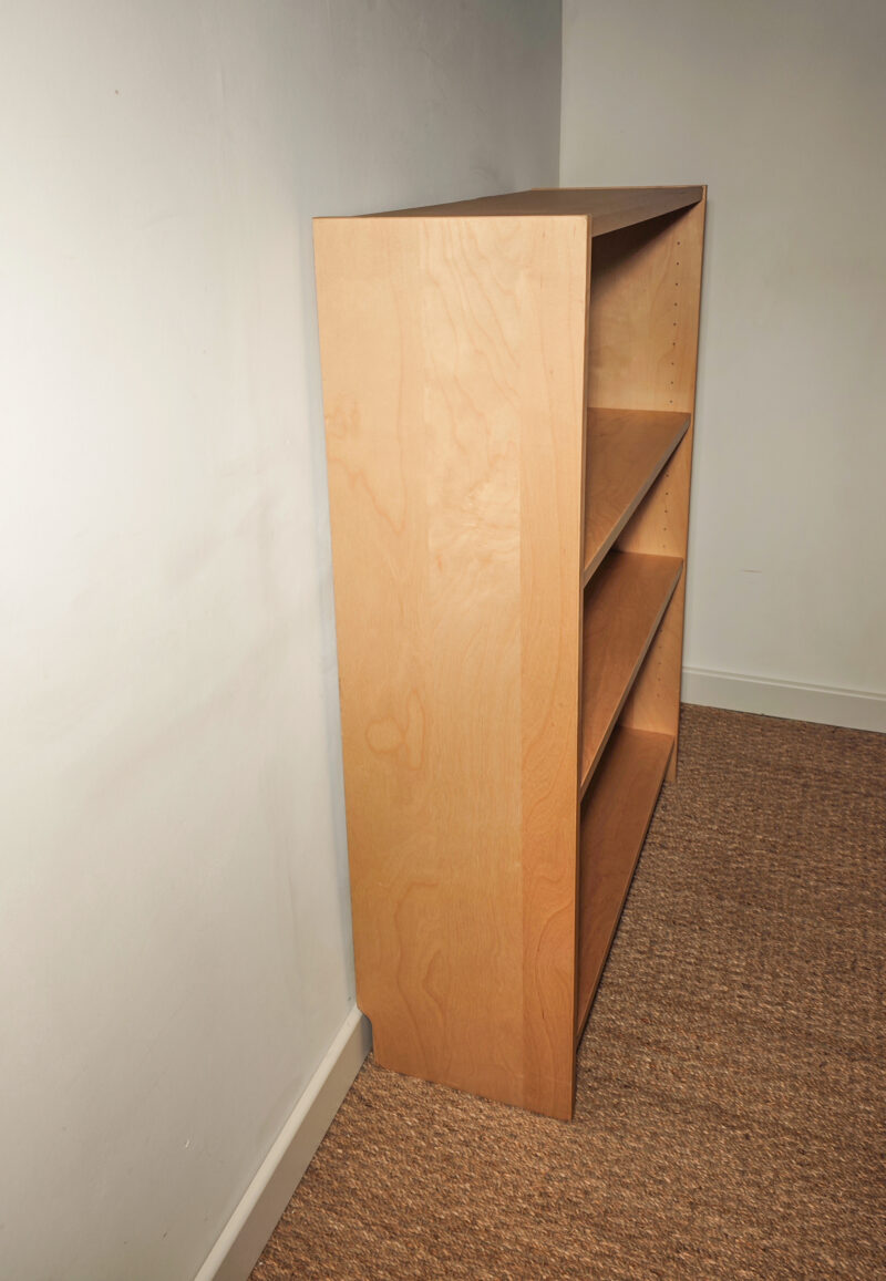Bibliothèque basse en bois clair – Image 3