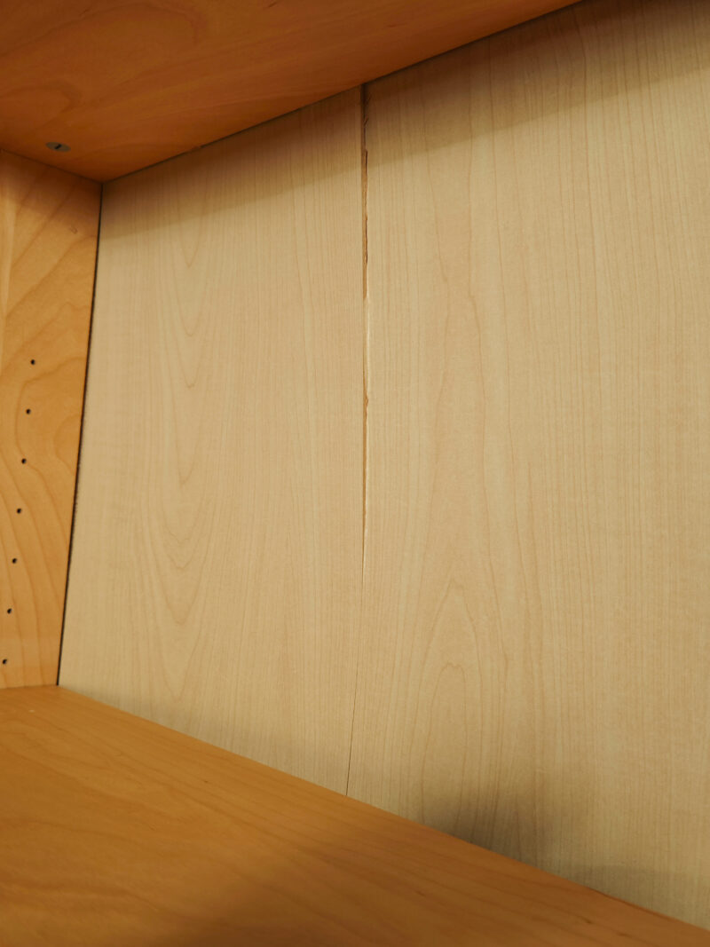 Bibliothèque basse en bois clair – Image 5