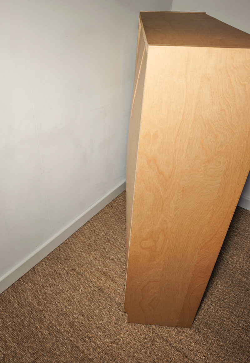 Bibliothèque basse en bois clair – Image 6