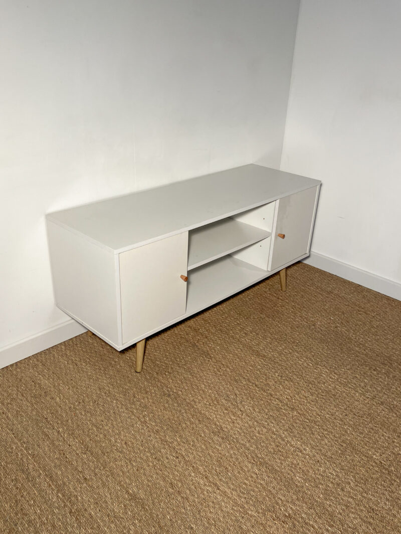 Meuble bas blanc scandinave avec portes