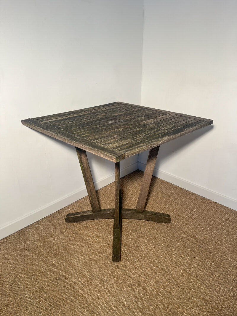 Table d'extérieur carrée en bois
