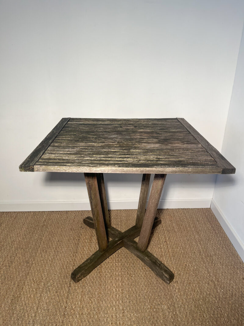 Table d'extérieur carrée en bois – Image 2