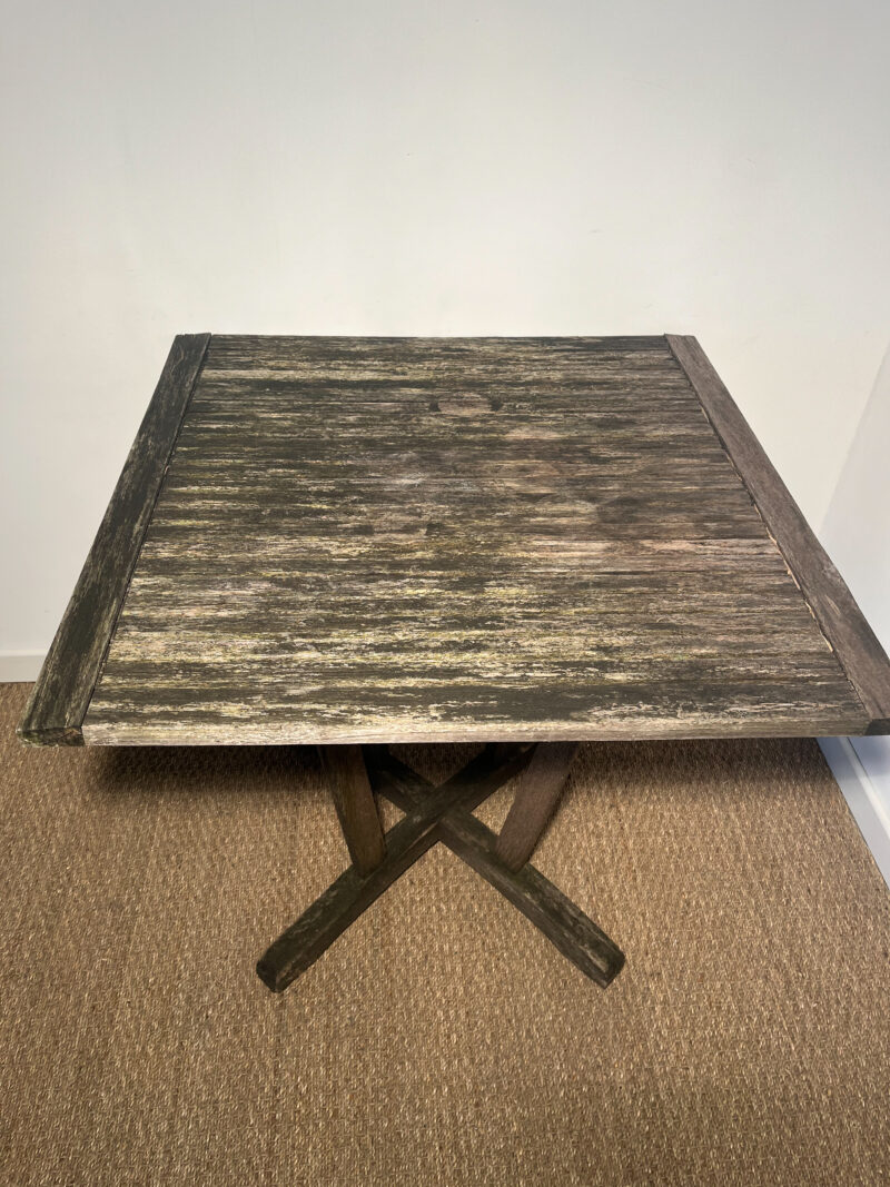 Table d'extérieur carrée en bois – Image 3