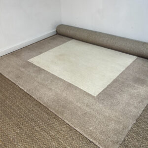 Grand tapis beige et blanc