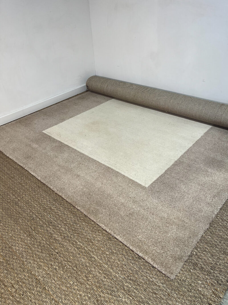 Grand tapis beige et blanc