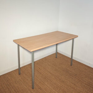 Table avec piètement en métal gris