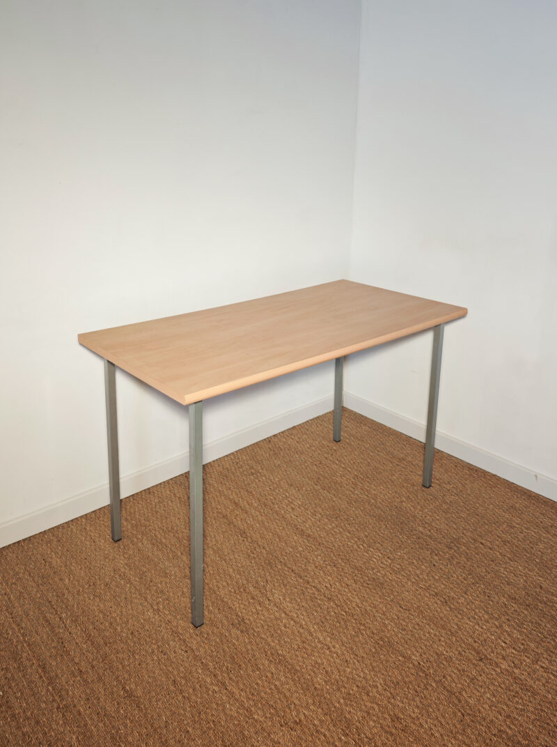 Table avec piètement en métal gris