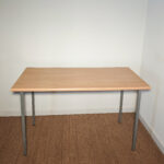 Table avec piètement en métal gris – Image 2