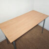 Table avec piètement en métal gris – Image 3