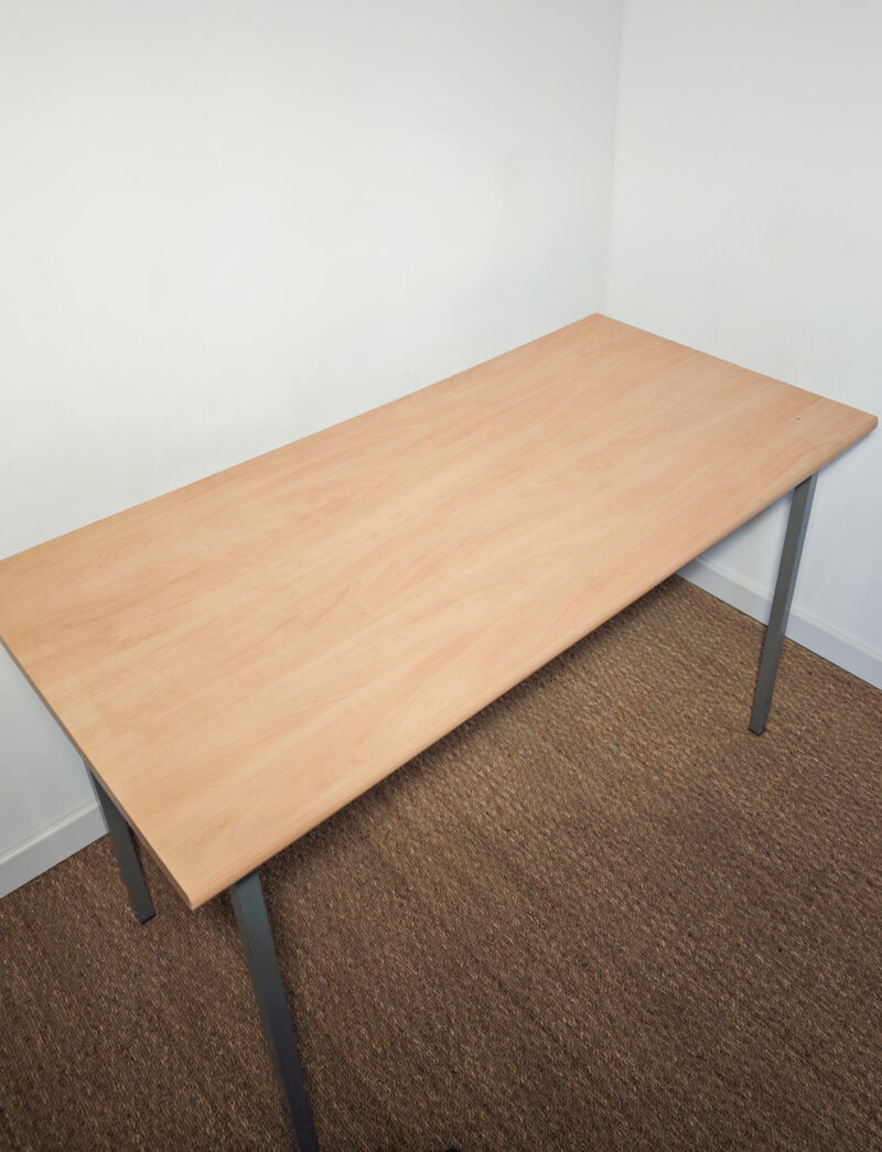 Table avec piètement en métal gris – Image 3