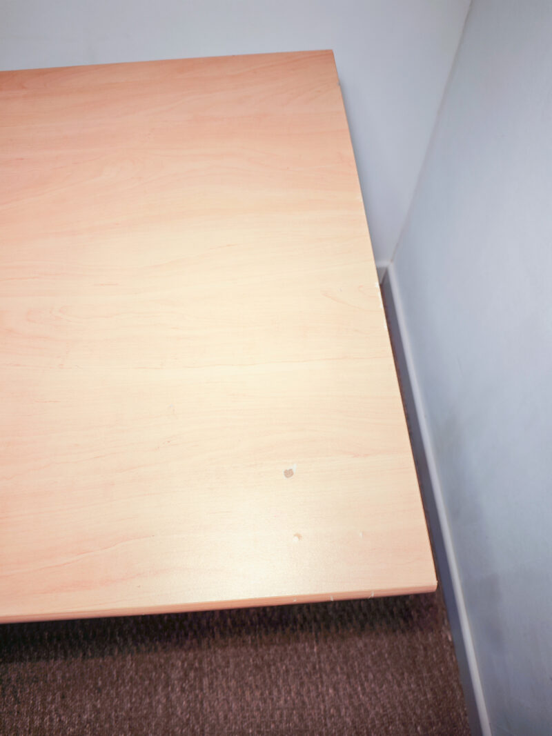 Table avec piètement en métal gris – Image 4