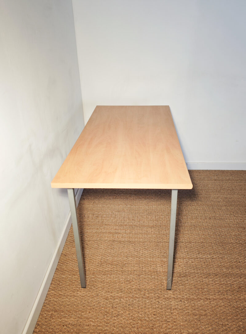 Table avec piètement en métal gris – Image 5