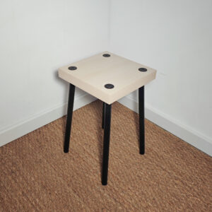 Tabouret carré avec piètement en métal noir