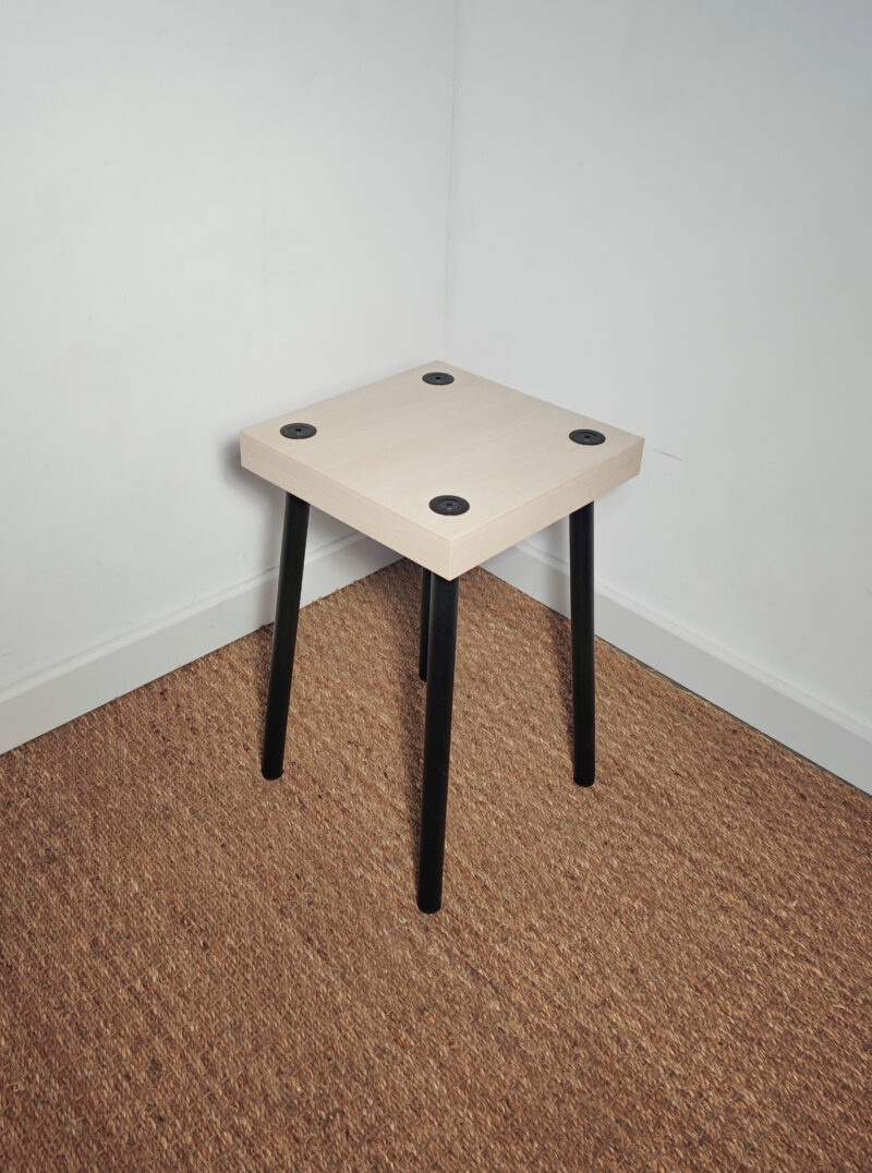 Tabouret carré avec piètement en métal noir