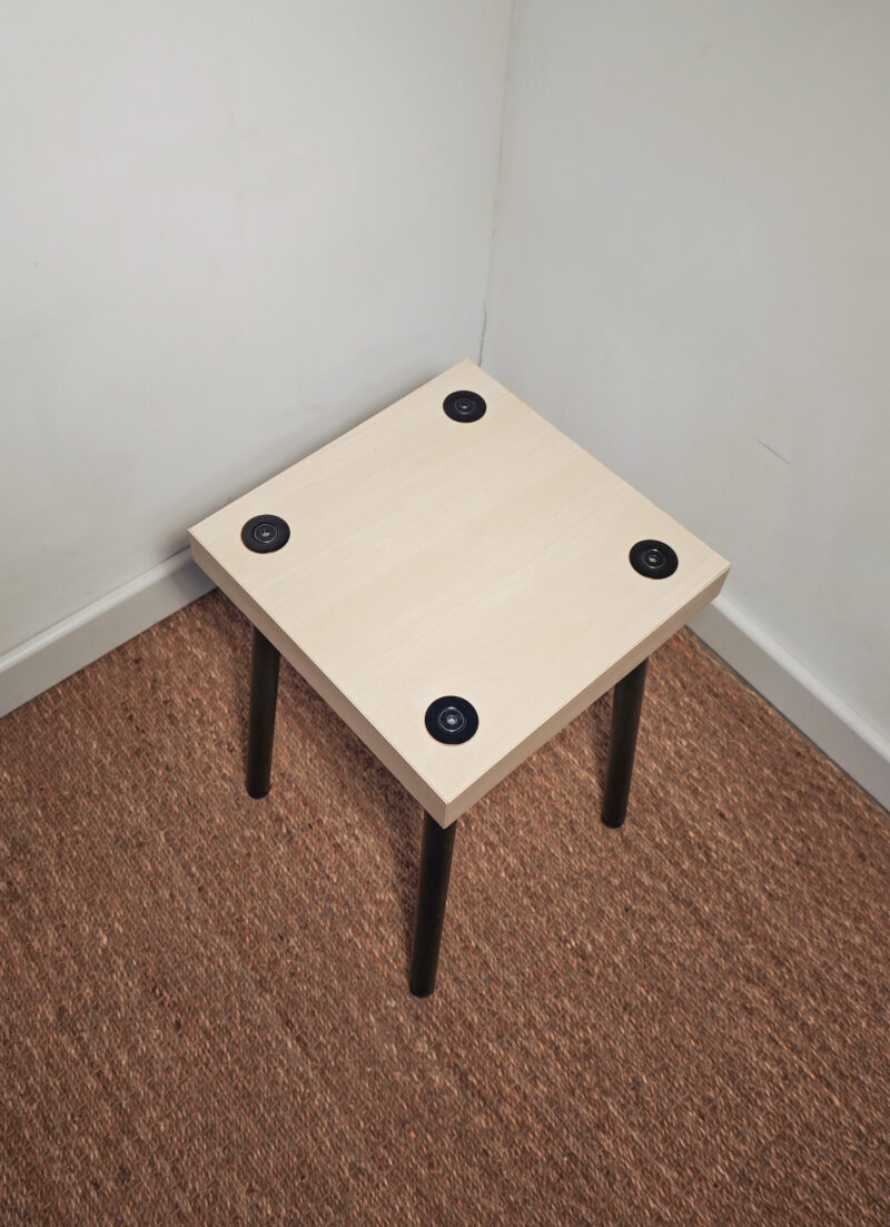 Tabouret carré avec piètement en métal noir – Image 3