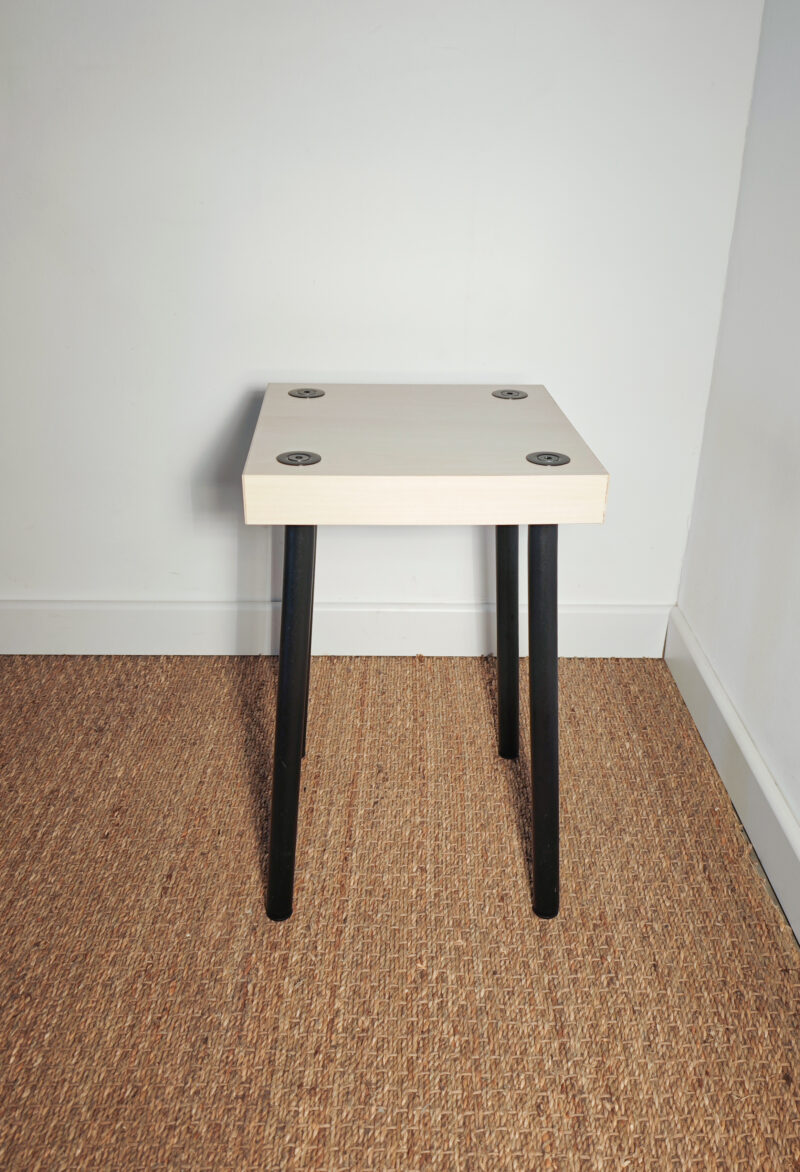 Tabouret carré avec piètement en métal noir – Image 2