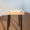 Tabouret carré avec piètement en métal noir – Image 4