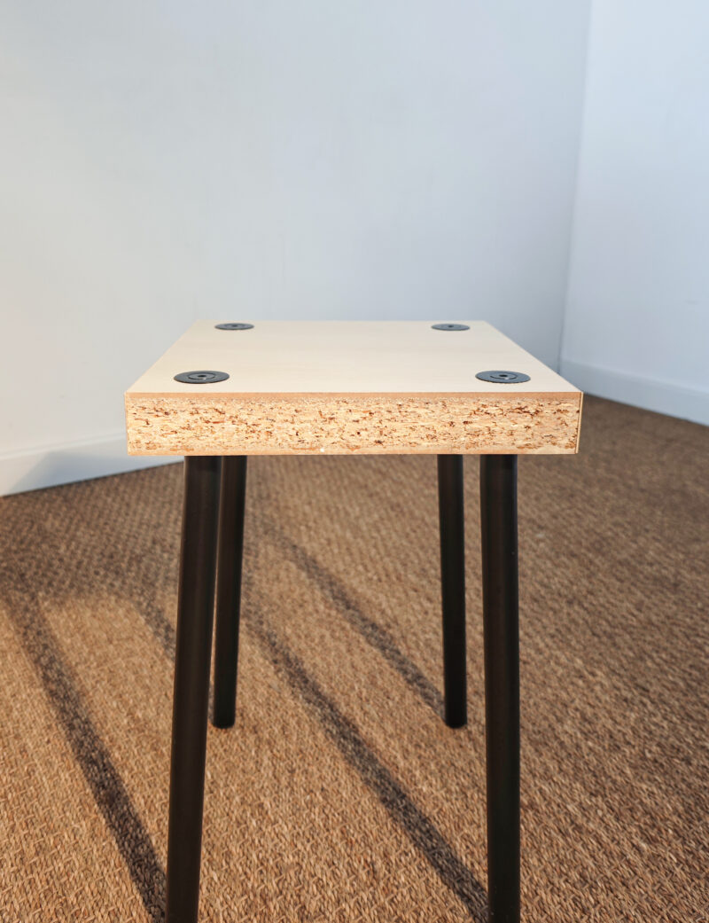 Tabouret carré avec piètement en métal noir – Image 4