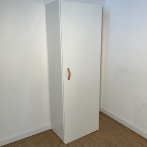 Armoire blanche avec une porte