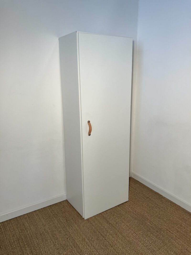 Armoire blanche avec une porte