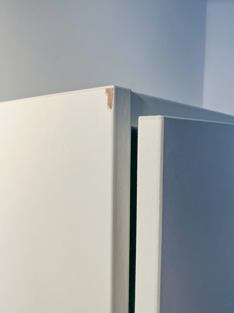 Armoire blanche avec une porte – Image 7