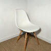 Chaise plastique blanc piètement bois et métal