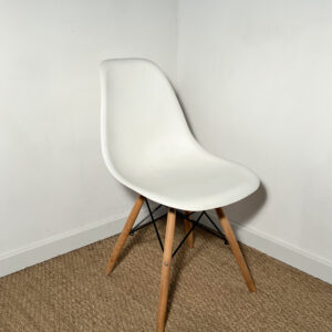 Chaise plastique blanc piètement bois et métal