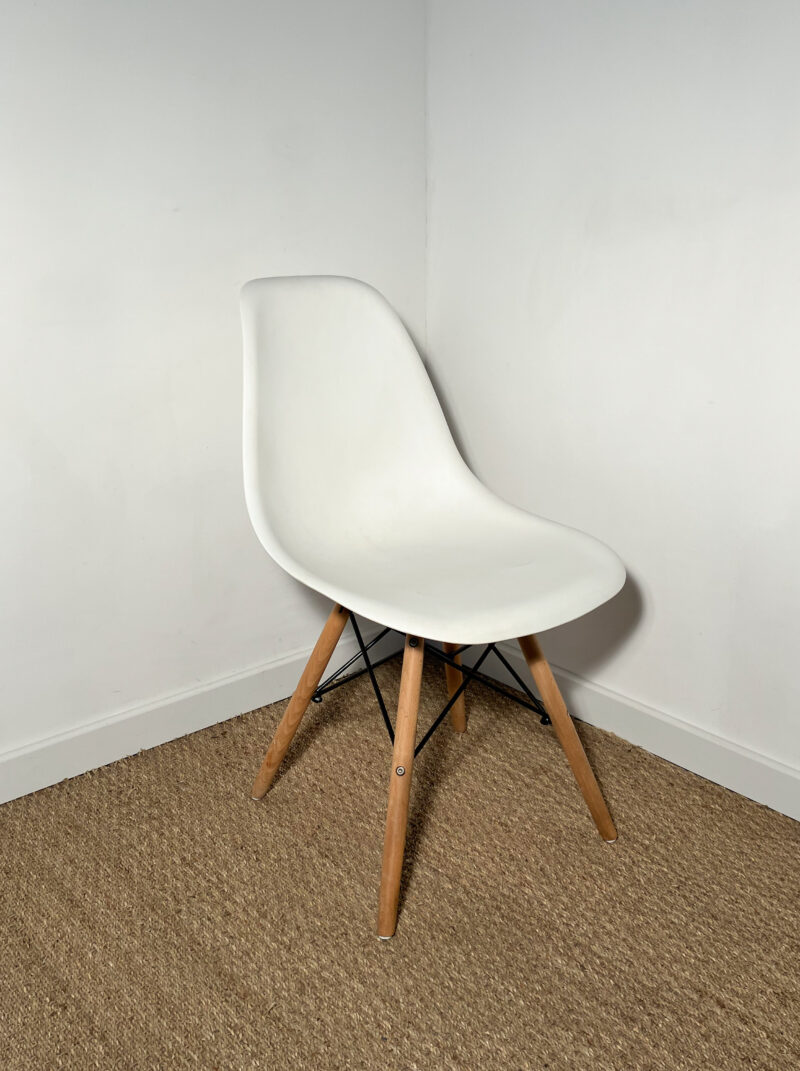 Chaise plastique blanc piètement bois et métal