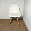 Chaise plastique blanc piètement bois et métal – Image 2