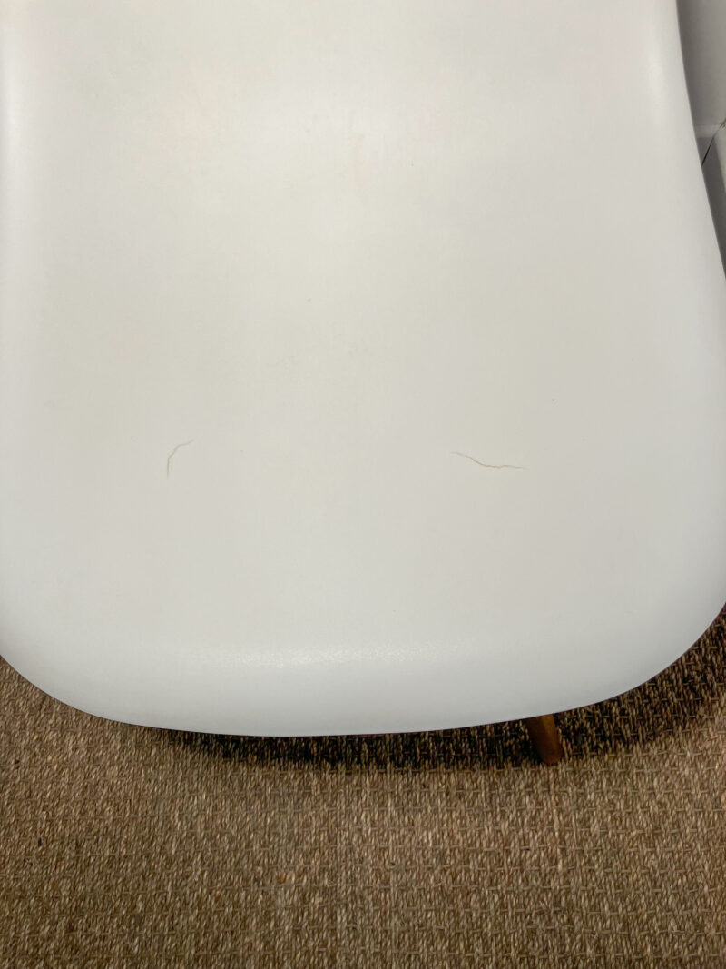 Chaise plastique blanc piètement bois et métal – Image 3
